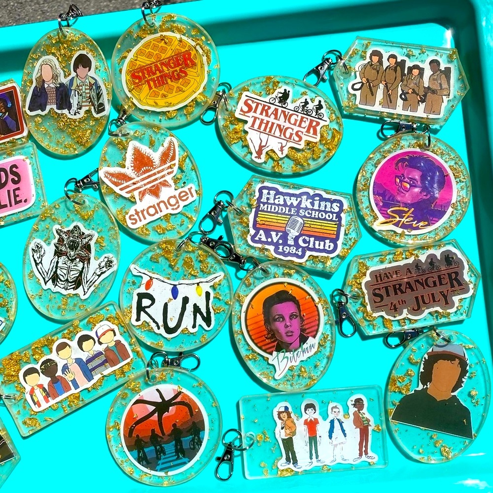 2 PACK Stranger Things Sticker & Gold Flakes Resin Keychains MYSTERY BUNDLE - Picture 13 of 16